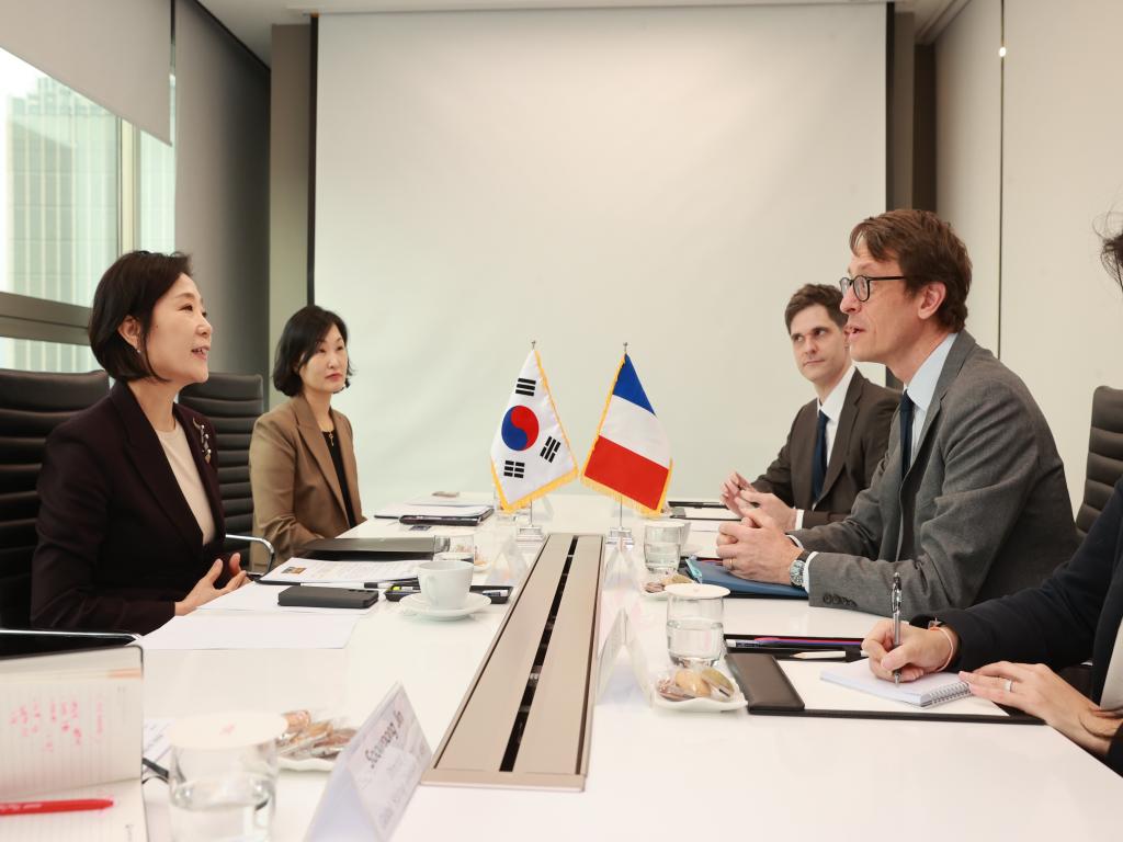 Meets with the French Ambassador to ROK